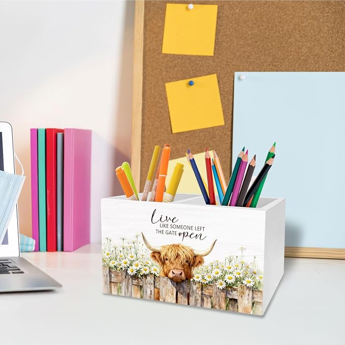 Rustic Daisy Floral Highland Cow Pen Holder for Desk, Highland Cow Gifts Pencil Organizer, Live Like Someone Left the Gate Open Wooden Box Sign Desk Decor for Home Office Decoration