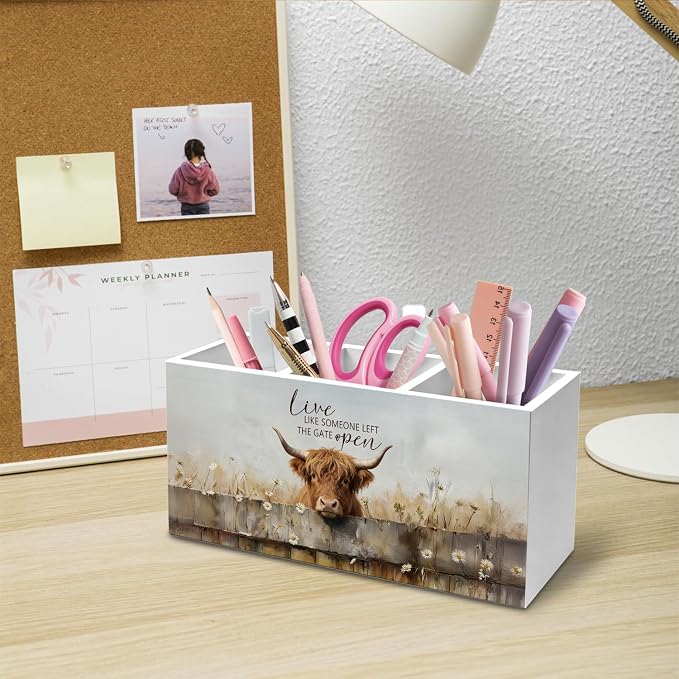Highland Cow Farmhouse Pen Holder for Desk, Highland Cow Gifts Pencil Organizer, Live Like Someone Left the Gate Open Wooden Box Sign Desk Decor for Office Home Decoration