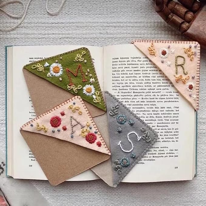Personalized Hand Embroidered Corner Bookmark, 26 Letters Hand Stitched Felt Corner Letter Bookmark, Cute Flower Embroidery Bookmarks for Book Reading Lovers Meaningful Gift (Winter, D)