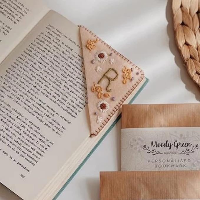 Personalized Hand Embroidered Corner Bookmark, 26 Letters Cute Flower Embroidered Corner Bookmark Embroidery Book Marker Clip for Book Lovers Bookmarks for Reading Lovers Meaningful GIF (Winter, O)