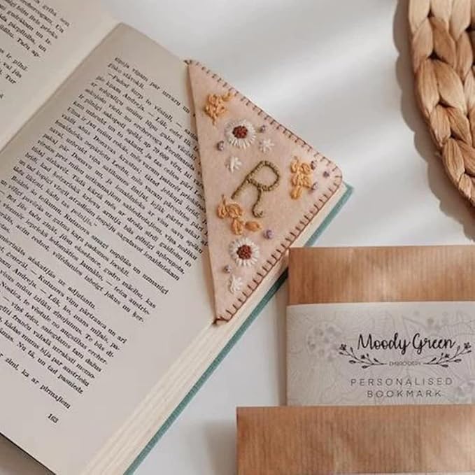 Personalized Hand Embroidered Corner Bookmark, 26 Letters Cute Flower Embroidered Corner Bookmark Embroidery Book Marker Clip for Book Lovers Bookmarks for Reading Lovers Meaningful GIF (Winter, D)