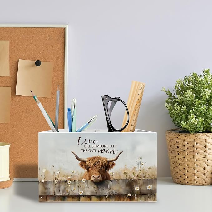 Rustic Daisy Highland Cow Pen Holder for Desk, Highland Cow Gifts Pencil Organizer, Live Like Someone Left the Gate Open Wooden Box Sign Desk Decor for Home Office Decoration