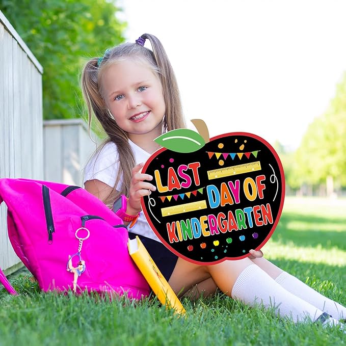 First and Last Day of School Chalkboard Sign Double Sided Commemorate Sign Small Chalk Board Reusable School Sign Apple Shape Kindergarten Sign Board Photo Prop for School Party Graduation Supplies