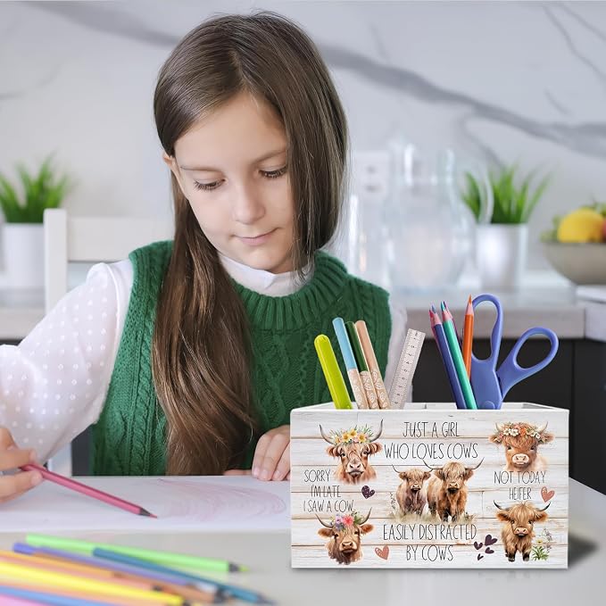 Floral Wreath Highland Cow Pen Holder for Desk, Highland Cow Lover Gifts Pencil Organizer, Farmhouse Heifer Wooden Box Sign Desk Decor for Girls Bedroom Home Office Decoration