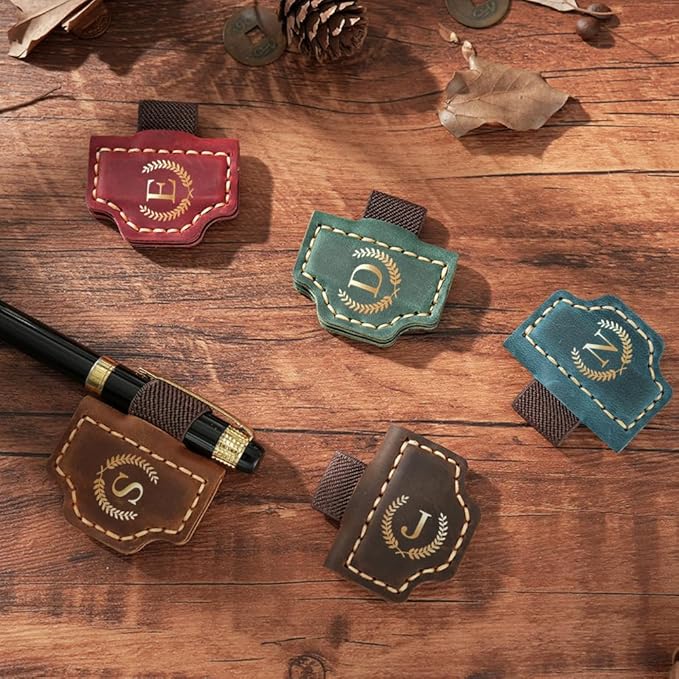 Personalized Mark Bookmark with Pen Holder, Leather Magnetic Book Marker 26 Letters,Custom Initials Page Marks, Gifts for Book Lovers Readers Men Women (Green, G)