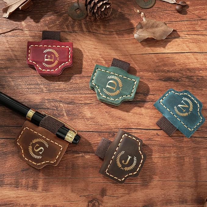 Personalized Mark Bookmark with Pen Holder, Leather Magnetic Book Marker 26 Letters,Custom Initials Page Marks, Gifts for Book Lovers Readers Men Women (Green, I)