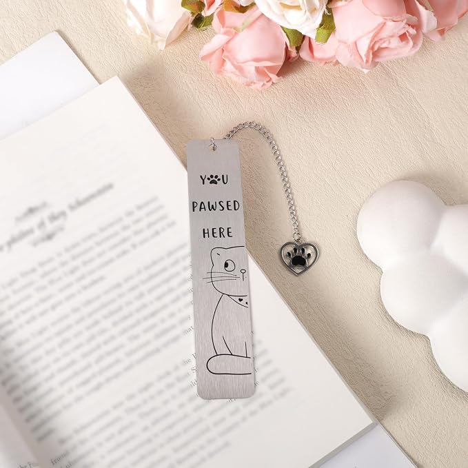 Cat Bookmark for Women, Zinc Alloy Kitten Book Marker with Heart Pendant Scarf Cat Design Fun Animal Bookmark Accessories for Reading Enthusiasts & Book Clubs