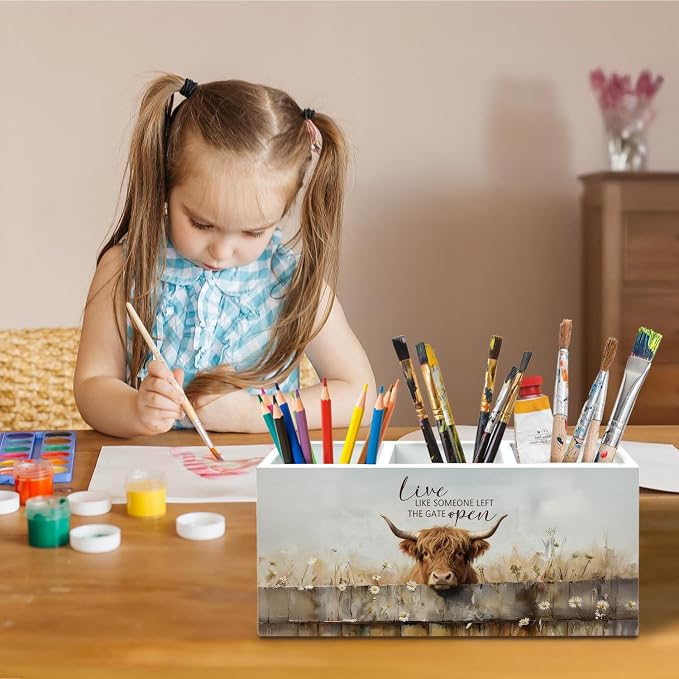 Highland Cow Farmhouse Pen Holder for Desk, Highland Cow Gifts Pencil Organizer, Live Like Someone Left the Gate Open Wooden Box Sign Desk Decor for Office Home Decoration