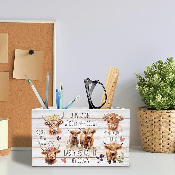 Floral Wreath Highland Cow Pen Holder for Desk, Highland Cow Lover Gifts Pencil Organizer, Farmhouse Heifer Wooden Box Sign Desk Decor for Girls Bedroom Home Office Decoration