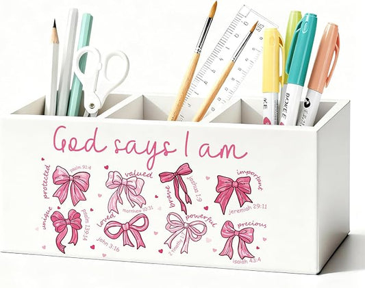 Coquette Pink Bow Christian Pen Holder, Christian Gifts for Women Pencil Holder for Desk, God Says I Am Bible Verse Wooden Box Sign Decorations for Girly Room Bedroom Dorm Office Desk Tabletop