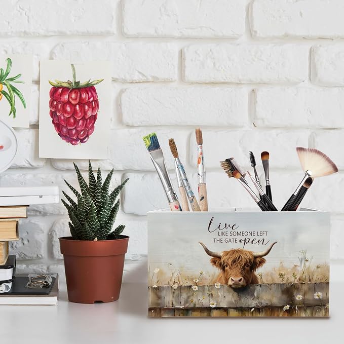 Rustic Daisy Highland Cow Pen Holder for Desk, Highland Cow Gifts Pencil Organizer, Live Like Someone Left the Gate Open Wooden Box Sign Desk Decor for Home Office Decoration