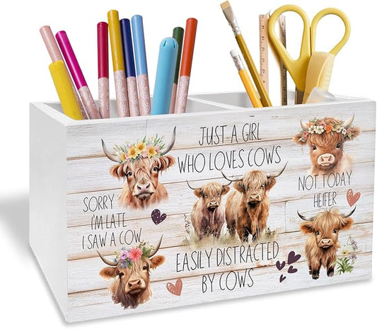 Floral Wreath Highland Cow Pen Holder for Desk, Highland Cow Lover Gifts Pencil Organizer, Farmhouse Heifer Wooden Box Sign Desk Decor for Girls Bedroom Home Office Decoration