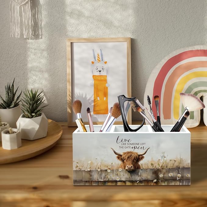 Highland Cow Farmhouse Pen Holder for Desk, Highland Cow Gifts Pencil Organizer, Live Like Someone Left the Gate Open Wooden Box Sign Desk Decor for Office Home Decoration