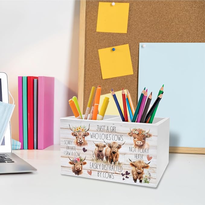 Floral Wreath Highland Cow Pen Holder for Desk, Highland Cow Lover Gifts Pencil Organizer, Farmhouse Heifer Wooden Box Sign Desk Decor for Girls Bedroom Home Office Decoration