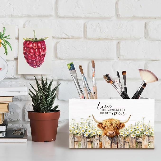 Rustic Daisy Floral Highland Cow Pen Holder for Desk, Highland Cow Gifts Pencil Organizer, Live Like Someone Left the Gate Open Wooden Box Sign Desk Decor for Home Office Decoration