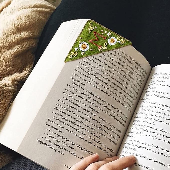 Personalized Hand Embroidered Corner Bookmark, 26 Letters Hand Stitched Felt Corner Letter Bookmark, Cute Flower Embroidery Bookmarks for Book Reading Lovers Meaningful Gift (Fall，E