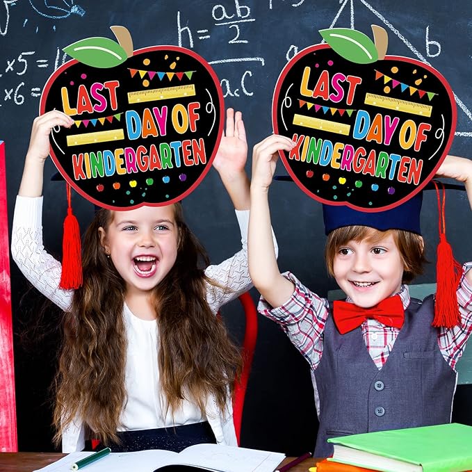 First and Last Day of School Chalkboard Sign Double Sided Commemorate Sign Small Chalk Board Reusable School Sign Apple Shape Kindergarten Sign Board Photo Prop for School Party Graduation Supplies