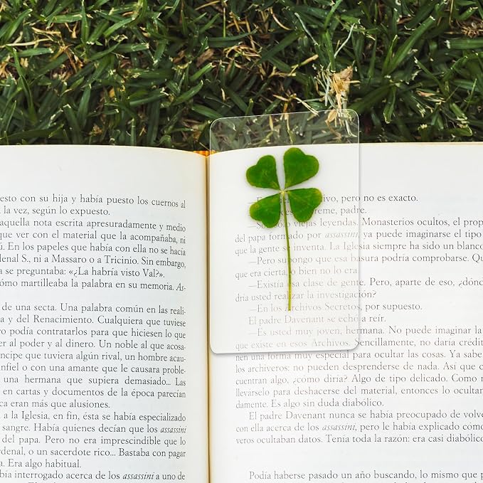 Real Four Leaf Clover Bookmark, Elegant 4 Leaf Clover Charm, Perfect Gift for Book Lovers, Preserved Four Leaf Clover in Laminated Bookmark (gray-1pack) Made in Korea