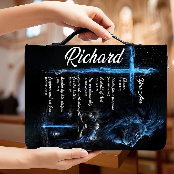 Personalized Man of God Bible Cover for Men, Christian PU Leather Bible Case with Handle Zipper, God Says I Am Warrior Scripture Bible Holder, Religious Gift for Men (Knight Templar)
