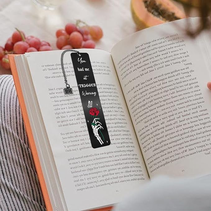 Dark Romance Metal Bookmarks for Women, 2 Pcs Gothic Skull Rose Book Mark with Chain Pendant, Vintage Aesthetic Book Marker Clips for Readers Book Lovers Gifts Dark Romance Merch Christmas Stuffer