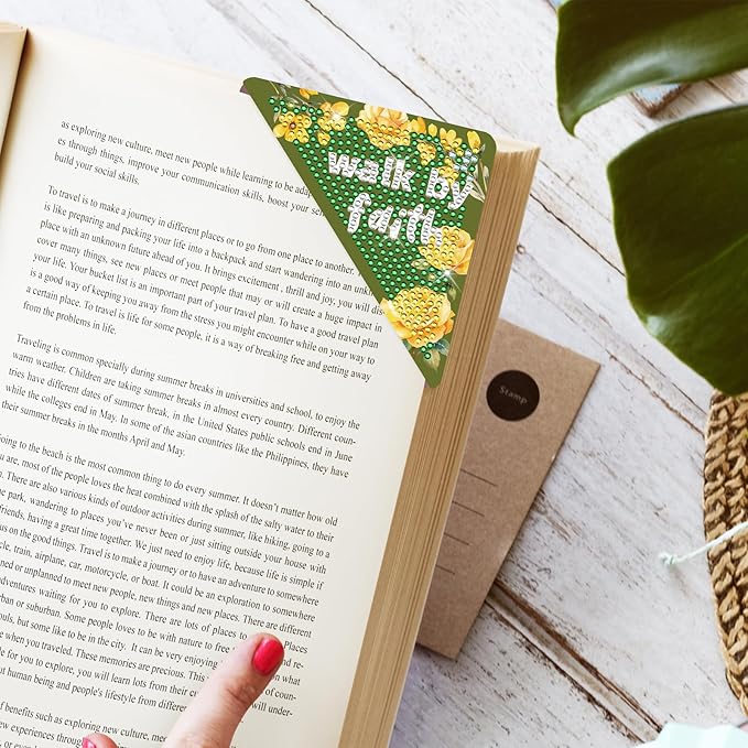 Christian Diamond Painting Bookmarks - 8 Pcs Bible Verse Triangle Diamond Art Corner Bookmarks Kits Inspirational Flower Religious DIY Bookmarks for Reading Lover Beginner Adults Crafts Kit Gift