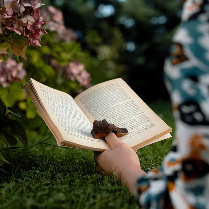 TILISMA Cat Book Page Holder – Handmade Natural Walnut Thumb Bookmark - Novel Reading Accessories Gifts for Readers, Book Lovers Gifts, Bookworm Gifts, Literary Gift - (Large - 0.94")